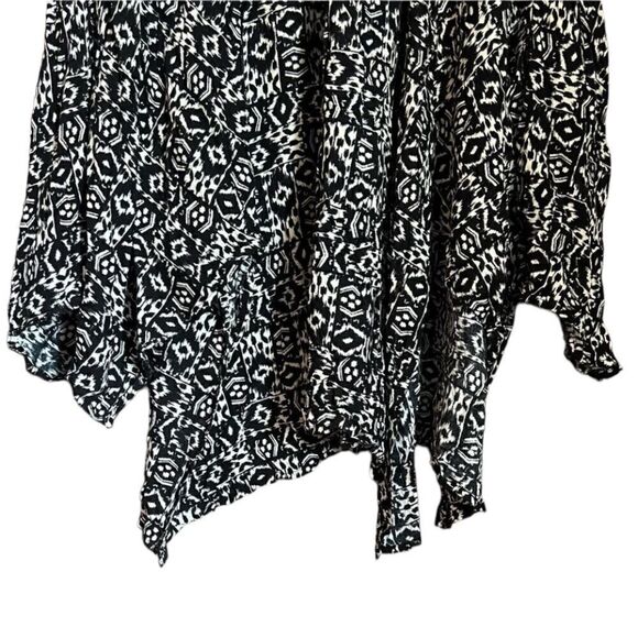 3 for $30! Hollister asymmetric black & white patterned skirt - Picture 8 of 10